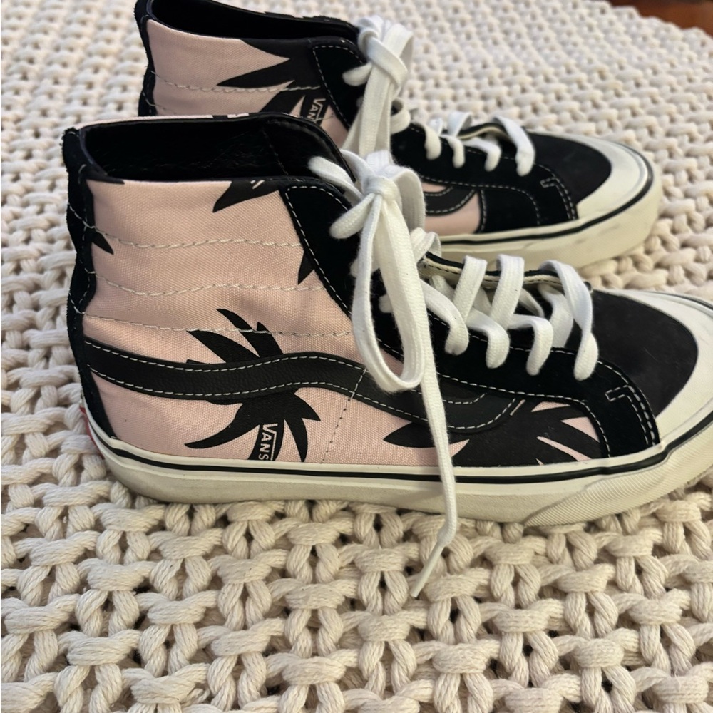 Vans Fun Stylish High-Top Sneakers. Great Condition!  Women’s SZ 7.5 Men SZ 6. - Picture 5 of 8